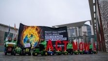 Активисти на &quot;Грийнпийс&quot; протестират пред Канцлерството в Берлин с искане за промяна в климатичната политика на Германия.