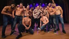 Чанинг Тейтъм позира с танцьори от шоуто "Magic Mike Live ", което е на турне в Мелбърн, Австралия.
