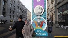 Жители на Санкт Петербург позират пред часовник, отброяващ дните до старта на Евро 2020. Градът ще бъде домакин на четири мача, включително четвъртфинал.