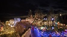 Семейство Голнхубер от Бад Тацмансдорф, Австрия, е сътворило &quot;Коледна къща&quot;, цялата украсена със светлини. Семейството осветява къщата си от 2010 г. с милиони светлини и над 140 коледни фигури.