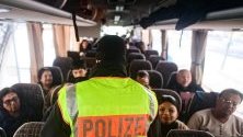 Граничен полицай проверява за нелегални мигранти на граничен пункт в Германия. Регулярните проверки бяха възстановени през 2015 г. в опит за борба с нелегалната миграция.