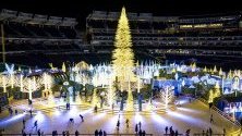 Кънкьори се пързалят на ледена пързалка във Вашингнот в Enchant Christmas - пътуващ коледен панаир. Панаирът продължава от 22 ноември до 29 декември.