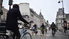 Парижани са се качили на колела на път за работа, заради националната транспортна стачка в ротест срещу реформата в пенсионната система.