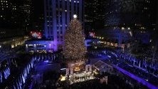 Запалиха светлините на коледната елха в Рокфелер Сентър в Ню Йорк.