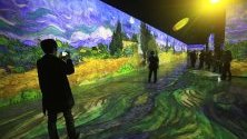Посетители разглеждат дигитални картини на Ван Гог по време на изложба в Джеджу, Южна Корея.
