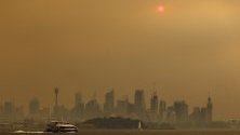 Дим от горски пожари е обгърнал Сидни, Австралия. 
