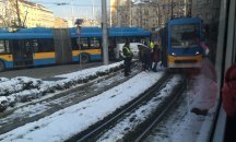 Кола и трамвай се удариха на Руски паметник