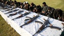 Бивши членове на милициите предават оръжието си по време на церемония в Джалалабад, Афганистан. 180 членове на талибаните и &quot;Ислямска държава&quot; се предадоха на 5 декември и получиха амнистия.