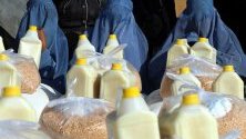 Афганистанки получават хранителни помощи от WFP в Херат. Около 7000 семейства получават помощи от организацията.
