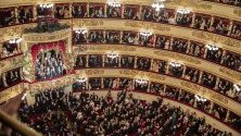 Зрители в "Ла Скала" по време на откриването на сезона с операта "Тоска".