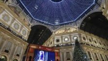 Жители и гости на Милано наблюдават първото за сезона оперно представление в &quot;Ла Скала&quot; на екрани на открито пред галерията &quot;Виторио Емануеле&quot;.