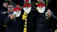  Футболни фенове с бради на Дядо Коледа по време на мач от германската Бундеслига.