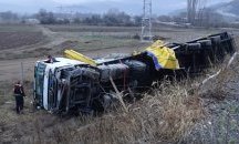 Преобърнат ТИР затруднява движението към София по магистрала „Тракия“