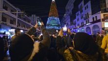 Ливанци снимат запалването на светлините на коледната елха на площад &quot;Ал Нур&quot; в Триполи. За първи път елха се издига в зона, която е доминирана от ислямските фундаменталисти.