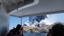 Турист снима изригващ вулкан в Нова Зеландия. Най-малко петима са загинали от изригванията. 