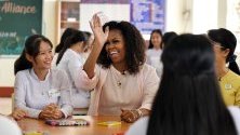 Бившата първа дама на САЩ Мишел Обама се среща с виетнамски ученици в провинция Лонг Ан. Обама е част от визита за промотиране на образованието сред момичетата.