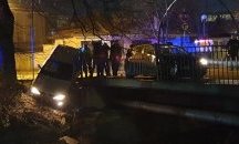 Кола увисна от мост в Казанлък