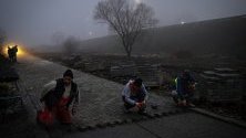 Работници се трудят по време на мъгла в Обилич, на 10 км от Прищина, Косово. Замърсяването в косовската столица през зимата, причинено от електроцентралата, задвижвана от въглища, достига индекс на качеството на въздуха 400 AQI.