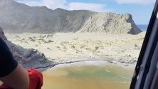 Кадри от хеликоптер на Белия остров в Нова Зеландия, посипан с вулканична пепел и лава от изригналия вулкан на 9 декември. Намаляват надеждите за откриване на оцелели, най-малко петима сазагинали, а осем са изчезналите.