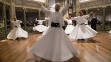 Дервиши изпълняват танца си по време на церемония за годишнината от смъртта на основателя на суфизма Мевлана Джалал Ал-Руми в Истанбул, Турция.