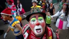 Хора на различни възрасти, работещи като клоуни, на шествие в Халиско, Мексико, по повод Националния ден на клоуна.