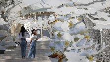 Тайландци край коледна украса в търговски център в Банкок. Тайландската валута продължава да укрепва заради туризма и износа.