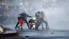 Сблъсъци между протестиращи и полиция в Сантяго, Чили. Серията антиправителствени протести в страната, при които има вече 24 загинали, бяха причинени от предложение за увеличаване на цените на билетите на метрото.