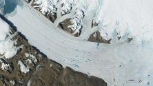 Сателитна снимка на НАСА показва топящи се ледове, образували езера в глетчера Петерман в Гренландия. Ново проучване показва нарастване на темпа на топене на ледовете в Гренландия.
