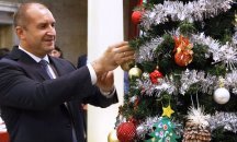 Президентът Румен Радев украси елхата с деца от ''Българската Коледа''