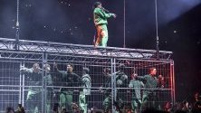 Рапърът ASAP Rocky по време на концерт в Стокхолм, Швеция. Той се завърна за първи път в Стокхолм след ареста му там през август.