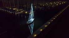 Осветена лодка в пристанището на езерото Балатон, Унгария. 10-метровата лодка е декорирана с 50 метра LED-светлини.
