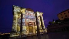 Светлинно шоу върху Триумфалната арка в Кордоба, Испания, по повод 25-тата годишнина от избора на града като световно културно наследство.
