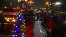 Трактори, окичени с коледни светлини, преди протест на фермери в Амстердам, Холандия.