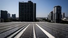 Слънчеви панели върху международно училище в Town Sukhumvit 77, Банкок. Кварталът е първата в Югоизточна Азия P2P блокчейн-задвижвана търговска платформа за възобновяема енергия, която използва слънчеви панели.