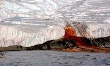 "Кървавият" водопад сред ледовете