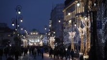 Коледни светлини огряват улиците на Кралския път във Варшава, Полша.