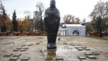 Скулпторът Андрей Врабчев постави статуя на мумия на мястото на мавзолея.