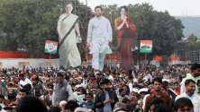 Плакати на членовете на партията Индийски национален конгрес Приянка Ганди, Соня Ганди и Рахул Ганди по време на антиправителствен протест в Делхи.