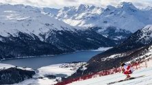 Лара Гут-Бехрами от Швейцария се спуска по пистата по време на Световната купа по ски в Сен Мориц, Швейцария.