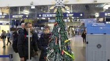 Коледна елха на летището във Вилнюс, декорирана с предмети, оставени по време на проверка на летището.