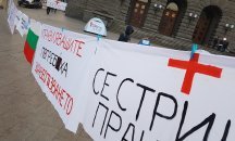 Медсестрите местят палатковия си лагер пред парламента