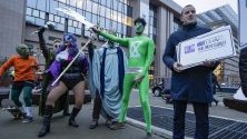 Еврокомисаря по риболова Виргиниус Синкевичус заедно с екоактивисти, облечени като супергерои, по време на  внасяне петиция в Европейския съвет в Брюксел. В петицията се иска край на свръхулова на риба.