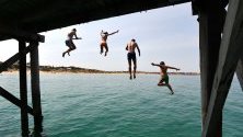 Гореща вълна е обхванала Австралия, температурите надвишават 40 градуса. Хора се радват на водата в Аделаида.