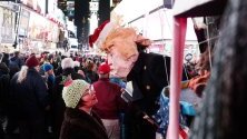Жена гледа чучело на президента на САЩ Доналд Тръмп по време на протест с искане за импийчмънт в Ню Йорк.