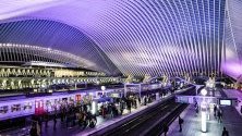 Пътници на жп гара в Лиеж, Белгия, преди планираната 24-часова транспортна стачка за днес.