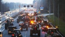 Фермери са блокирали главен път с тракторите си край Уитгеест, Холандия. Холандският сенат одобри нови мерки за ограничаване на употребата на азот, което ще засегне отглеждането на добитък.