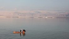 Турист се е потопил в Мъртво море през декември месец. Морето е една от най-големите туристически дестинации в Израел.