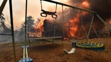Обхванат от горските пожари дом в Бъкстън, Сидни, Австралия. Страната обяви извънредно положение в щата Нов Южен Уелс на фона на рекордната гореща вълна.