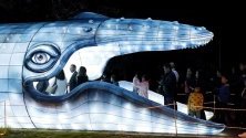 Хора влизат в устата на гигантски кит, изпълнен със светлина, по време на фестивала Brilla Colombia в Богота, Колумбия. Фестивалът се провежда в ботаническата градина до 12 януари.
