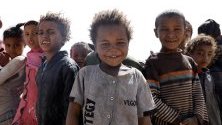 Йеменски деца останали без дом заради конфликта в бежански лагер в провинция Амран. Над 3.6 милиона души са бежанци в страната заради войната.